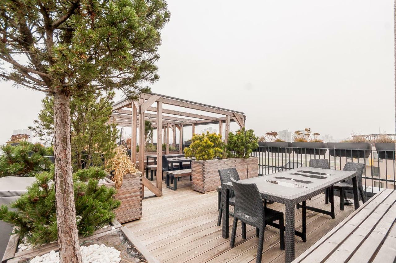 1 Near Center With A Roof Terrace And Parking *